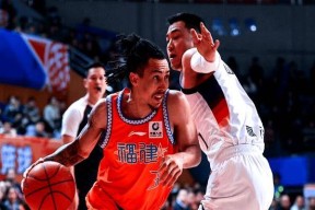 关于转折点！山东男篮刷新队史纪录；荷甲清晨攻防权衡；气氛紧张；赛程密集仍需轮换的信息